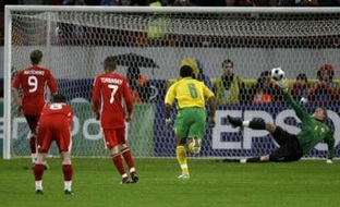 Павлюченко открывает счет, Reuters