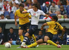 Патрик Овомойела (на фото справа)