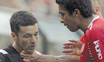 Игроки Индепендьенте крайне недовольны судьей, фото ole.clarin.com