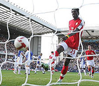 Адебайор пробивает пенальти, фото arsenal.com