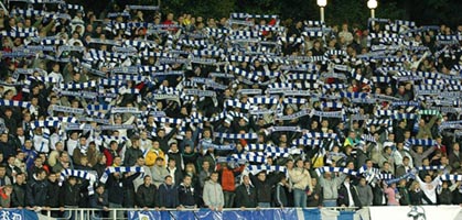 На трибунах было жарко. В проходах тоже...фото Ильи Хохлова, Football.ua