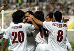 Герой матча в объятиях одноклубников. Фото hurriyet.com.tr