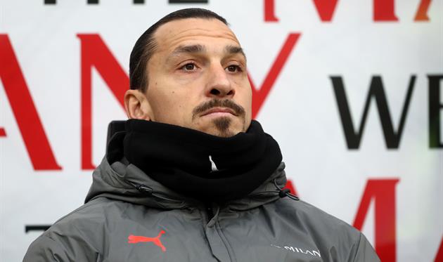 златан ибрагимович смотрит в паспорт, getty images