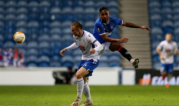 василий кравец в борьбе за мяч, getty images