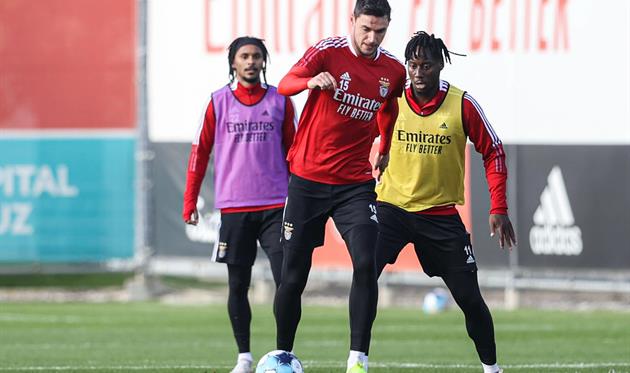 Роман Яремчук (по центру), ФК Бенфика