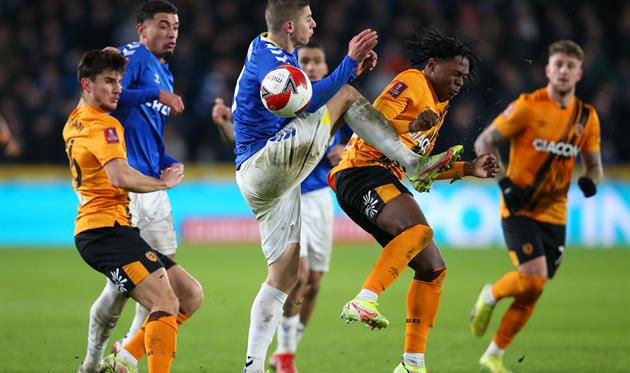 виталий миколенко в борьбе за мяч, getty images