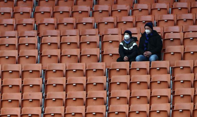 Фаны Интера в матче против Венеции, Getty images