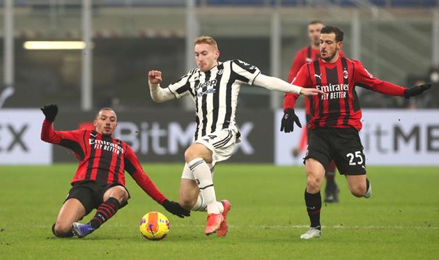 Деян Кулусевски (в центре) в матче с Миланом, Getty Images