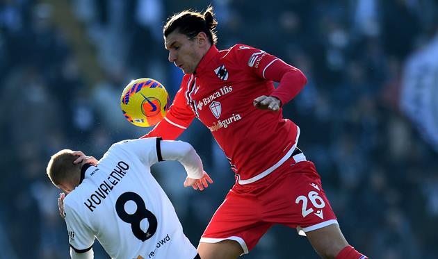 виктор коваленко в борьбе за мяч, Getty images