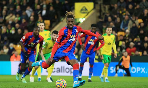 Уилфрид Заа в момент пробития пенальти, getty images