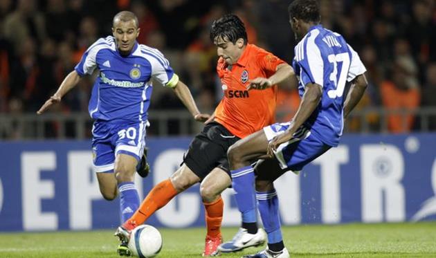 Ілсіньо в оточенні гравців Динамо Київ під час півфіналу Кубку УЄФА-2008/09, Getty Images