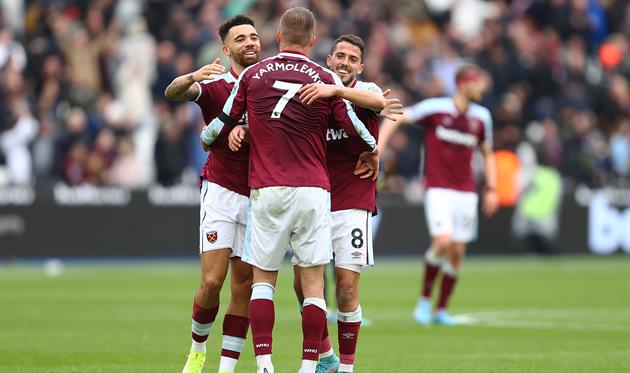 Ярмоленко в обіймах партнерів по команді, getty images