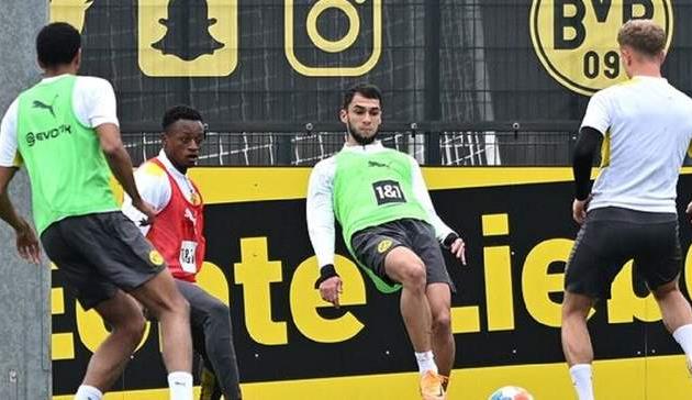 Овусу (у червоному) та Ауссі (у зеленому), Боруссія Д