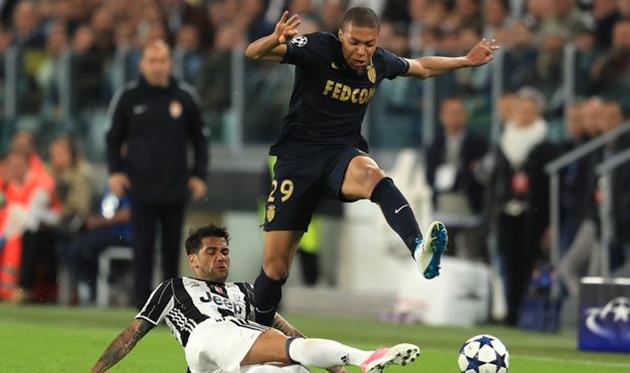 Дані Алвес (у підкаті) проти Кіліана Мбаппе, Getty Images