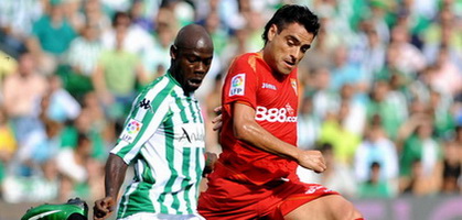 Несостоявшийся динамовец Ашиль Эмана борется с Душером, AFP