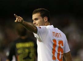 Герой Валенсии Мата, фото AFP