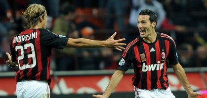 Амброзини спешит поздравить Дзамбротту, АР