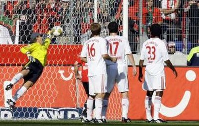 Хусти забивает в ворота Баварии, фото Reuters