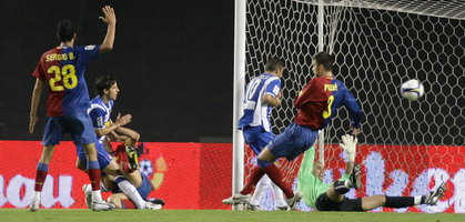 Наиболее спорный момент в матче - взятие ворот Барселоні, фото AFP