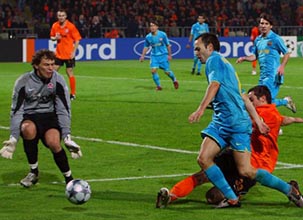 Арбитр не дает пенальти за снос Иньесты, komanda.com.ua