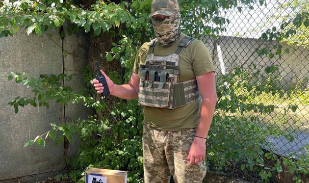 Favbet передав ЗСУ партію цифрових радіостанцій, дрони і лазерний дальномір