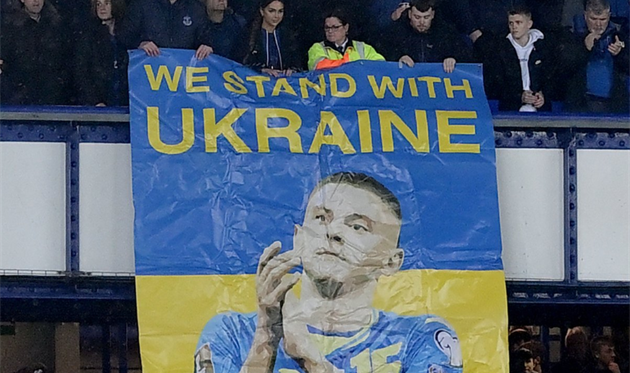 Фанати Евертона та плакат із Віталієм Миколенком