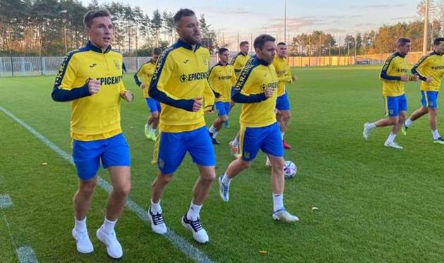 Андрій Ярмоленко між Сергієм Сидорчуком (у трійці ліворуч) та Олександром Караваєвим (праворуч), фото УАФ