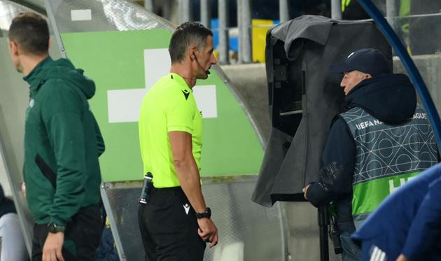 Рефері Сідіропулос дивиться VAR, Getty Images