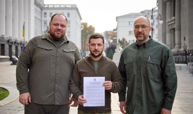 Зеленський підписав заявку для вступу до НАТО, ФОТО ОФІСУ ПРЕЗИДЕНТА