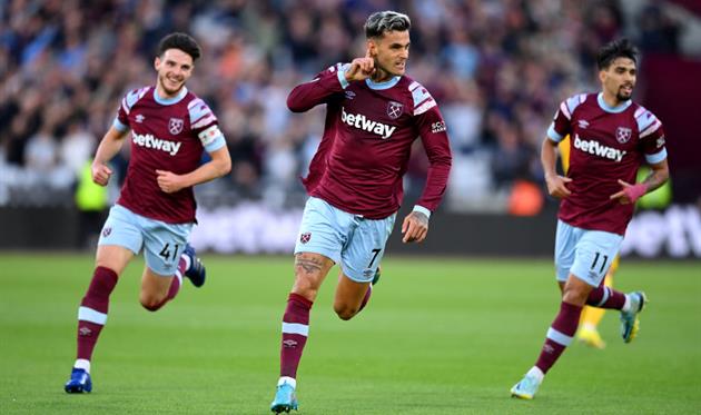 Гравці Вест Гема після голу Скамакки, Getty Images