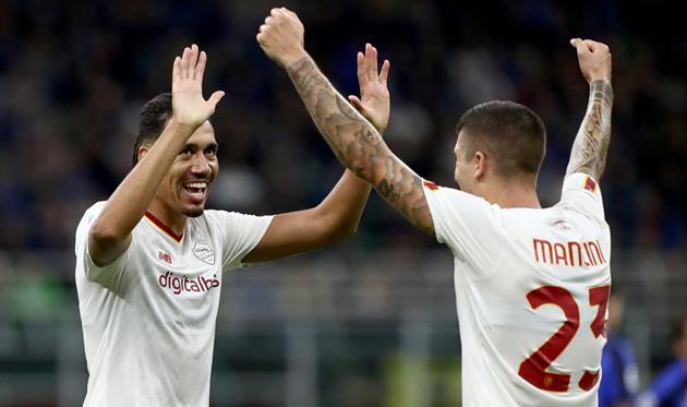 Смоллінг святкує з Манчіні свій переможний гол, Getty Images