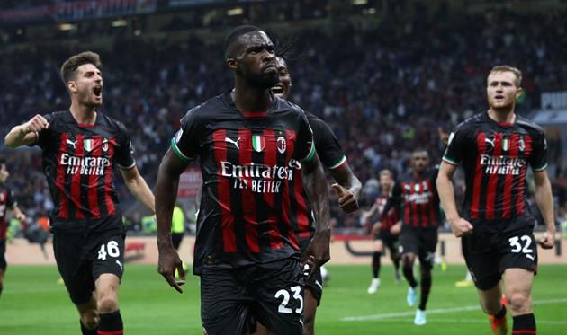 Мілан святкує гол Томорі, Getty Images