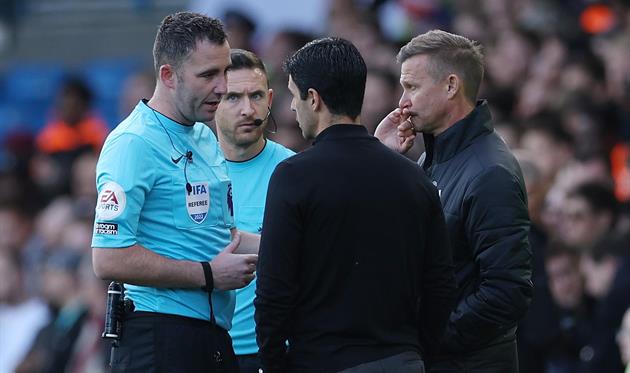 Матч АПЛ між Лідсом та Арсеналом зупинили через дві хвилини після початку через проблеми з обладнанням у арбітра