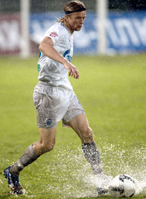 Тимощук проплывает по флангу... Фото из архива fc-zenit.ru