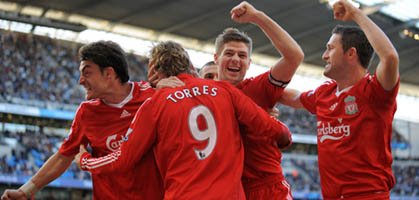 Гости празднуют второй гол Торреса, Getty Images