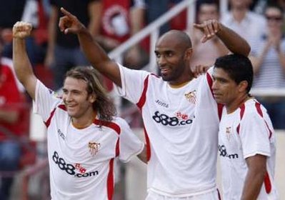 Севилья забивает и выигрывает, фото Reuters