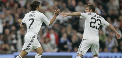 Соавторы второго гола в ворота Эспаньола Рауль и Ван дер Ваарт. АР