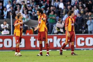 Четин раздает пирогов. sabah.com.tr