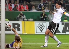 Баллак забивает второй мяч, kicker.de