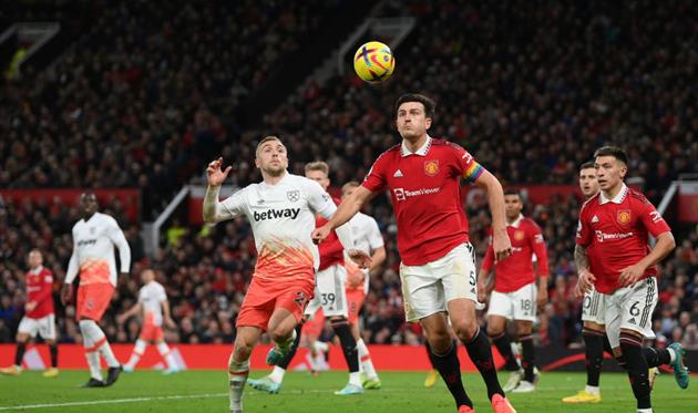 У боротьбі за м'яч - Бовен і Магвайр, Getty Images