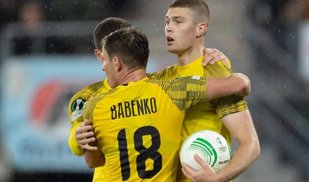 Гравці Дніпра-1 радіють голу Довбика у ворота АЗ, СК Дніпро-1