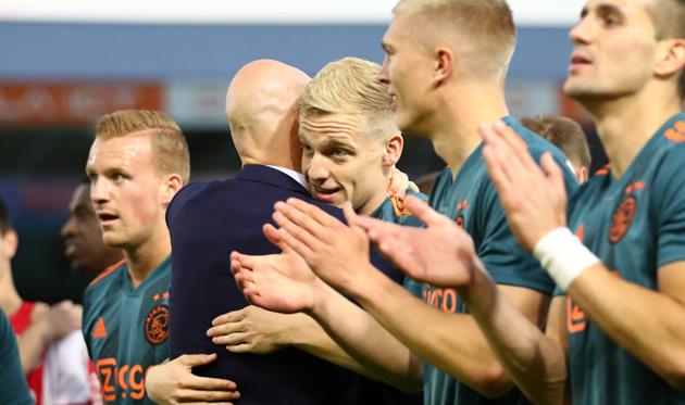 Тен Гаг обіймає Ван Де Бека, getty images