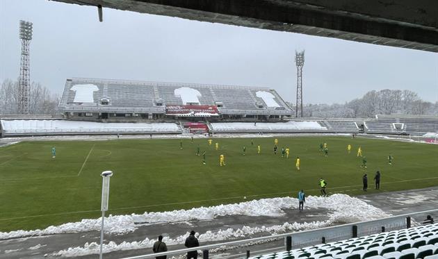 Карпати грали з 12 футболістами проти Прикарпаття, доки суддя не помітив помилку