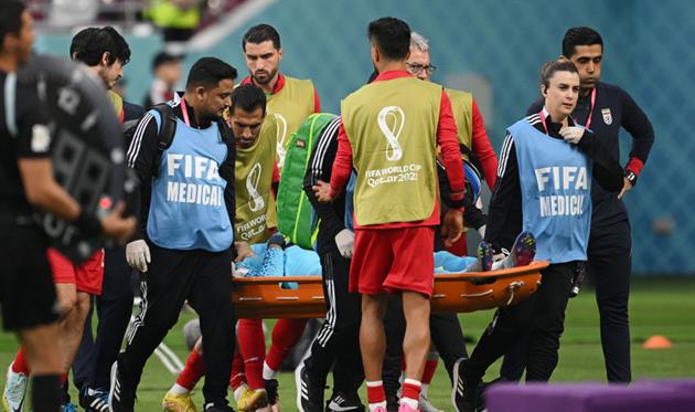 Травмованого воротаря Ірану виносять з поля, Фото Getty Images