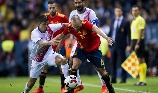 Так тримали Іньєсту... / Getty Images