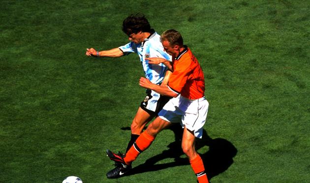 Бергкамп проти Алмейди - за хвилини до футбольного дива / Getty Images