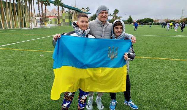 Роман Зозуля з юними фанатами, t.me/zu18ukraine