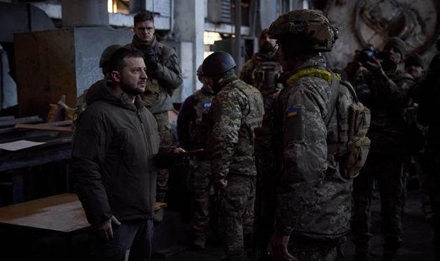 Війна, день 300. Зеленський нагородив військових в Бахмуті