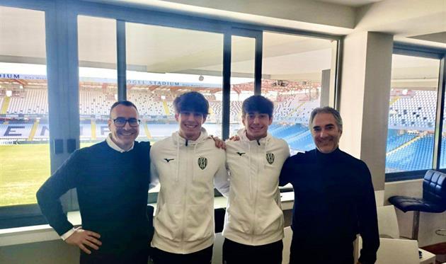 Стівен Шипенді (другий ліворуч) із партнером та керівництвом Чезени, Chesena FC