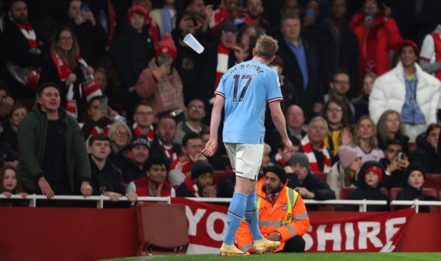 В Кевін Де Брюйне летить склянка, фото GETTY IMAGES